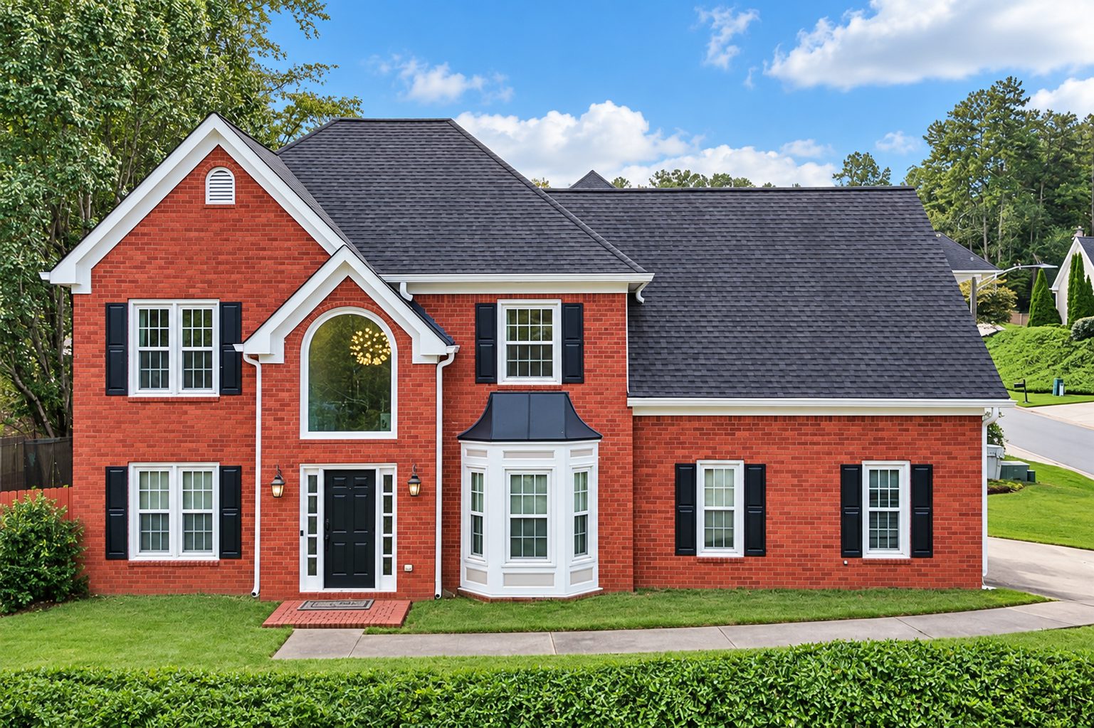 Wood House — a fachada em tijolo vermelho, em Kennesaw, Geórgia